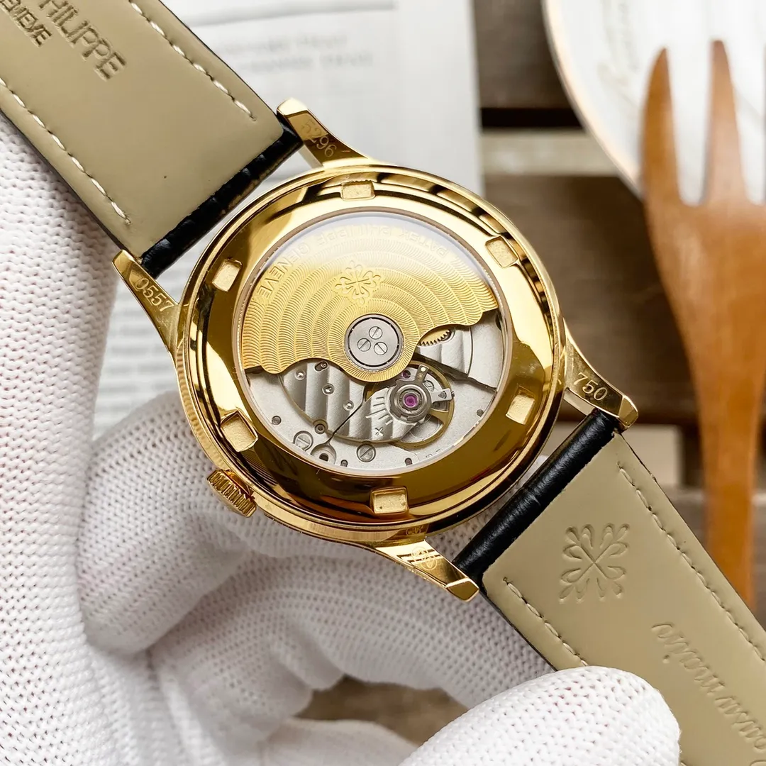 【Top replica】💰3500! Patek Philippe Classic Watch Series——5296. Platinum V8 upgraded version! [Details are upgraded as follows] Using the finest diamonds, luxury diamonds, the watch size is 38mmX9mm, thin and quality 1. Improve the details of the case, improve the polishing quality, and exclusively restore the perfect proportions and unique texture of the genuine product. 2. The scales and hands are enhanced with the latest precious metal plating technology, which makes the effect even better! 3. "Pot lid type" slightly convex sapphire watch mirror, the shape is consistent with the original product, the effect is transparent, and the time is clear. [Leading the era of all-in-one computers] Using a customized version of Cal.9015 - thinner, more stable, and more like. [Strap] Classic Italian calfskin strap with clear texture and high quality. The pin buckle is polished neatly and brightly, and it is universal and original without any pressure. So noble, classic and timeless, once you have it, there is nothing else to ask for.